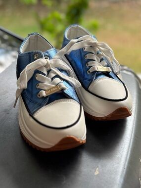 Menina Metallic Blue and White Platform Lace-Up Sneakers Size 8 NWOT